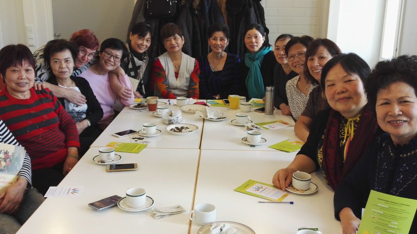 Kuvassa Jaden ryhmäläisiä pöydän ääressä kahvilla.