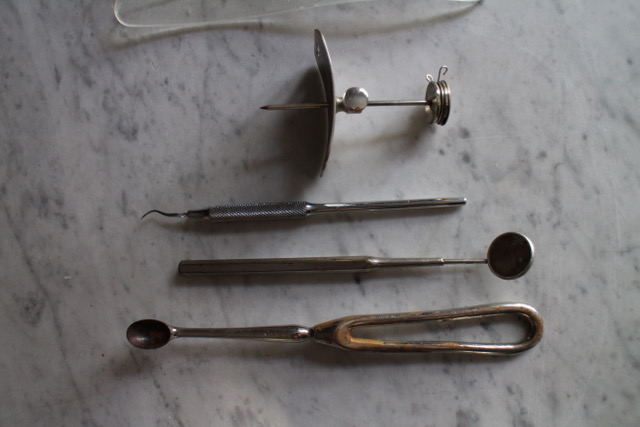 Vanhat lääkärin instrumentit ja malja