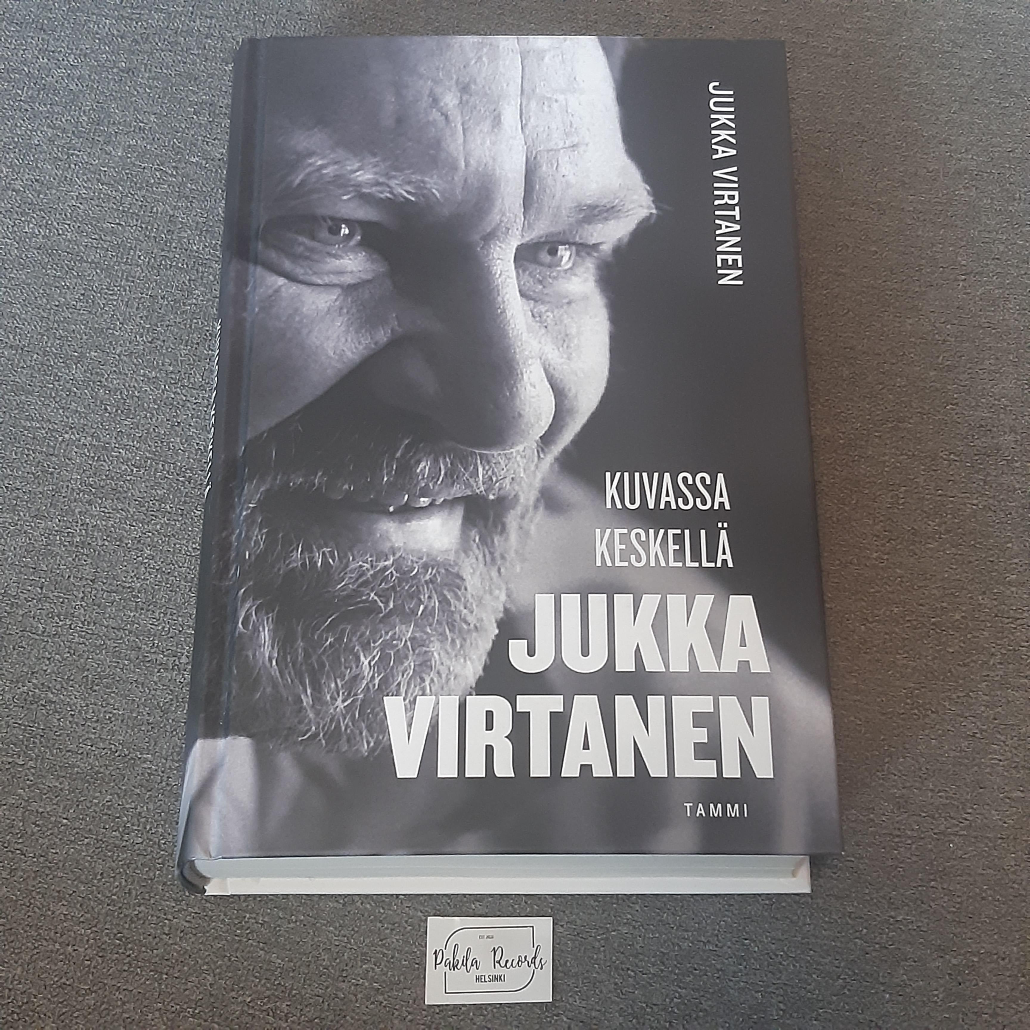 Kuvassa keskellä Jukka Virtanen - Jukka Virtanen - Kirja (käytetty)