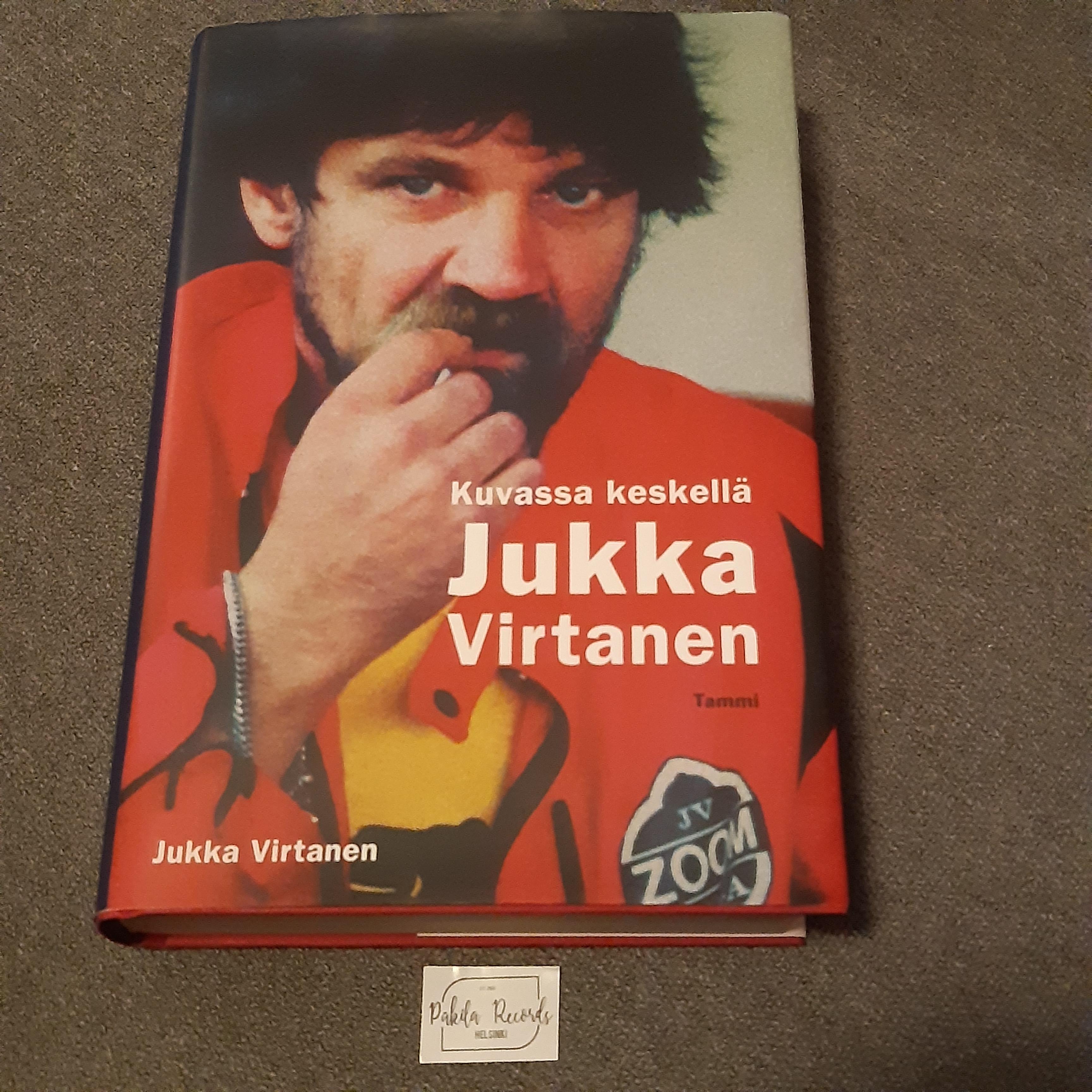 Kuvassa keskellä Jukka Virtanen - Jukka Virtanen - Kirja (käytetty)