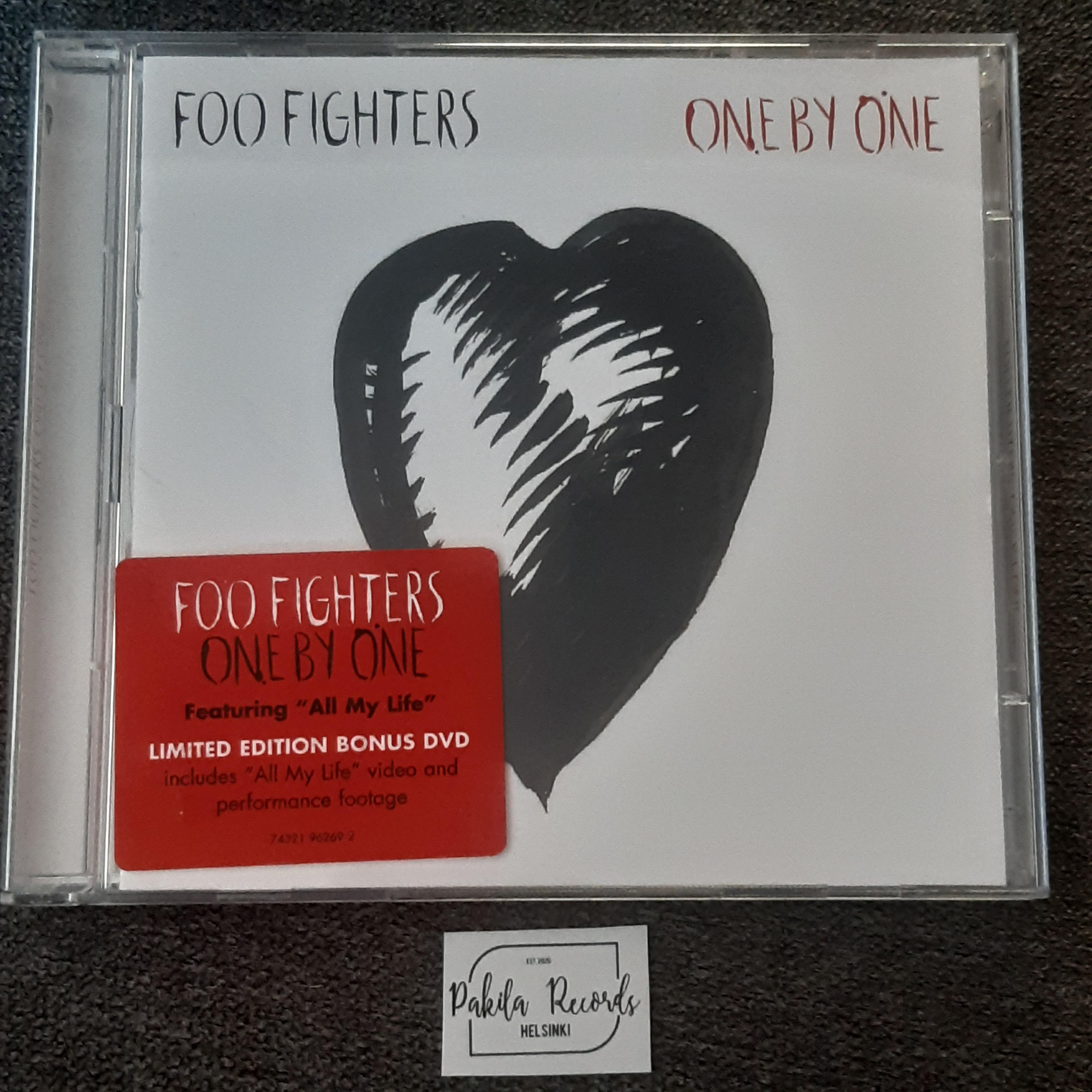 Foo Fighters - One By One - CD + DVD (käytetty)