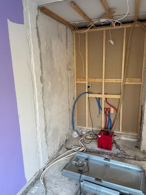 Purettu kosteusvahingon vaurioittama kylpyhuone, joka on kuivatuksessa. Lattialla on kuivauslevyt, seinät purettu betoniin ja tukirankoihin saakka.
