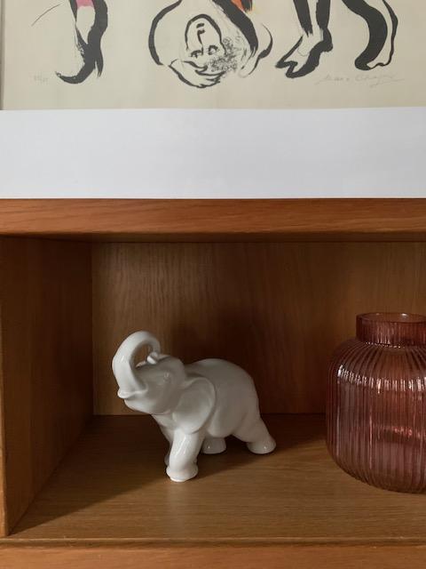 Valkoinen norsu patsas