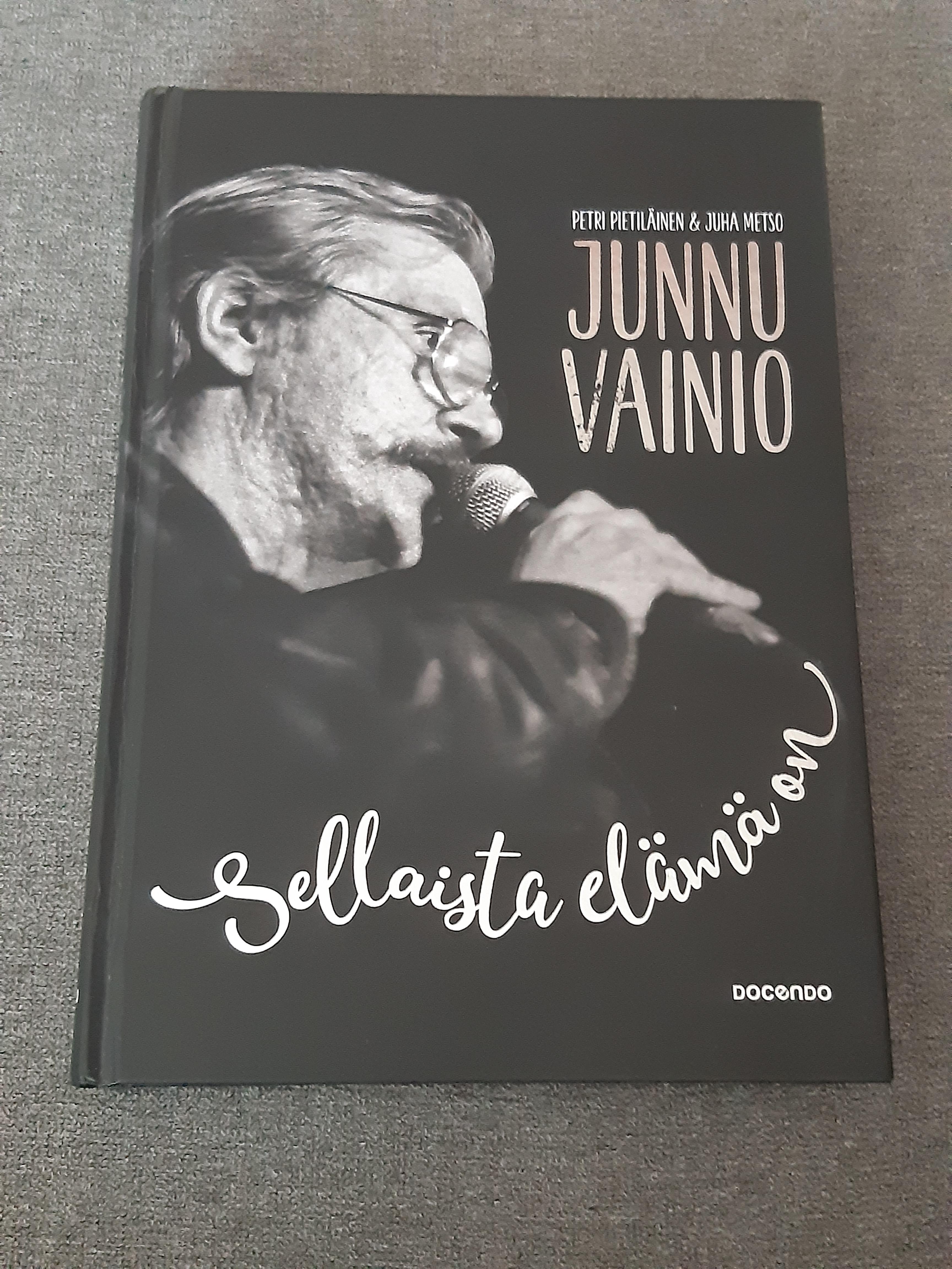 Junnu Vainio, Sellaista elämä on - Petri Pietiläinen & Juha Metso - Kirja (käytetty)