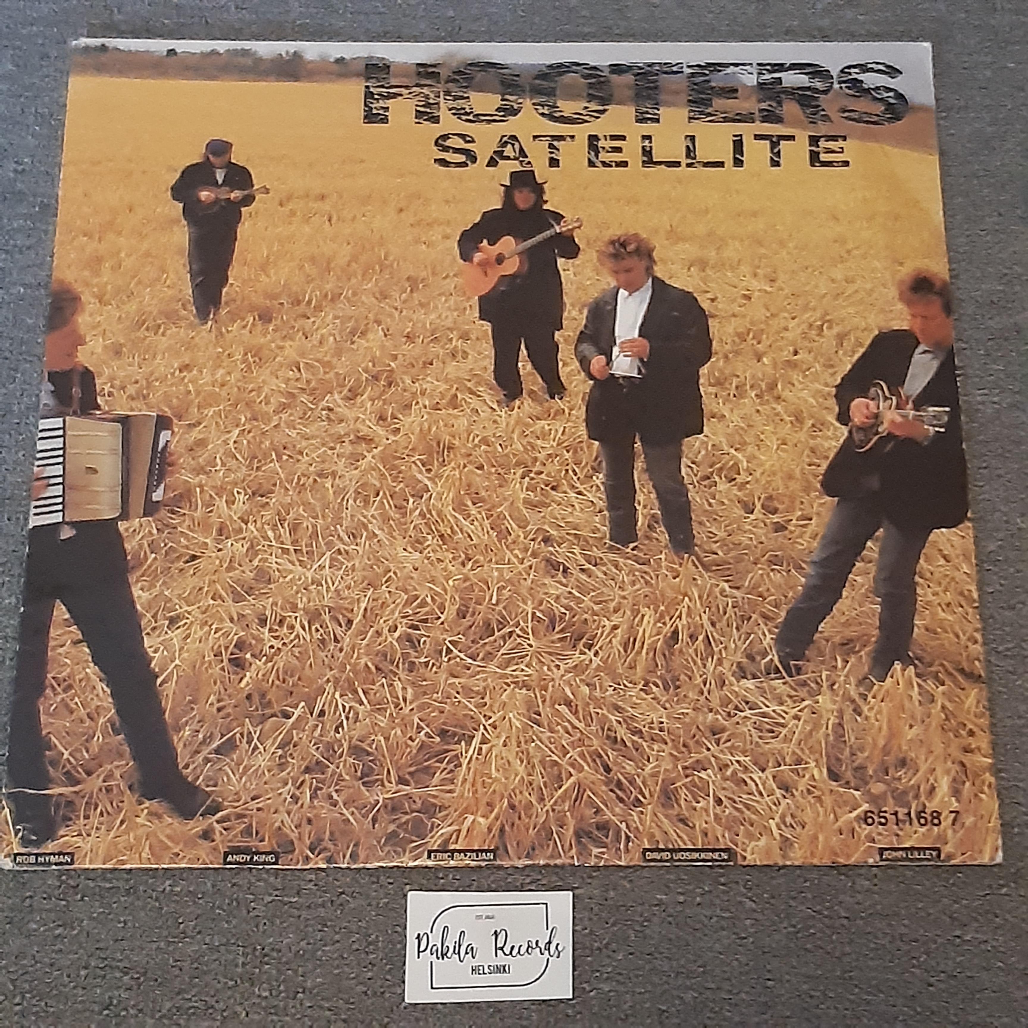 Hooters - Satellite - Single 7" (käytetty)