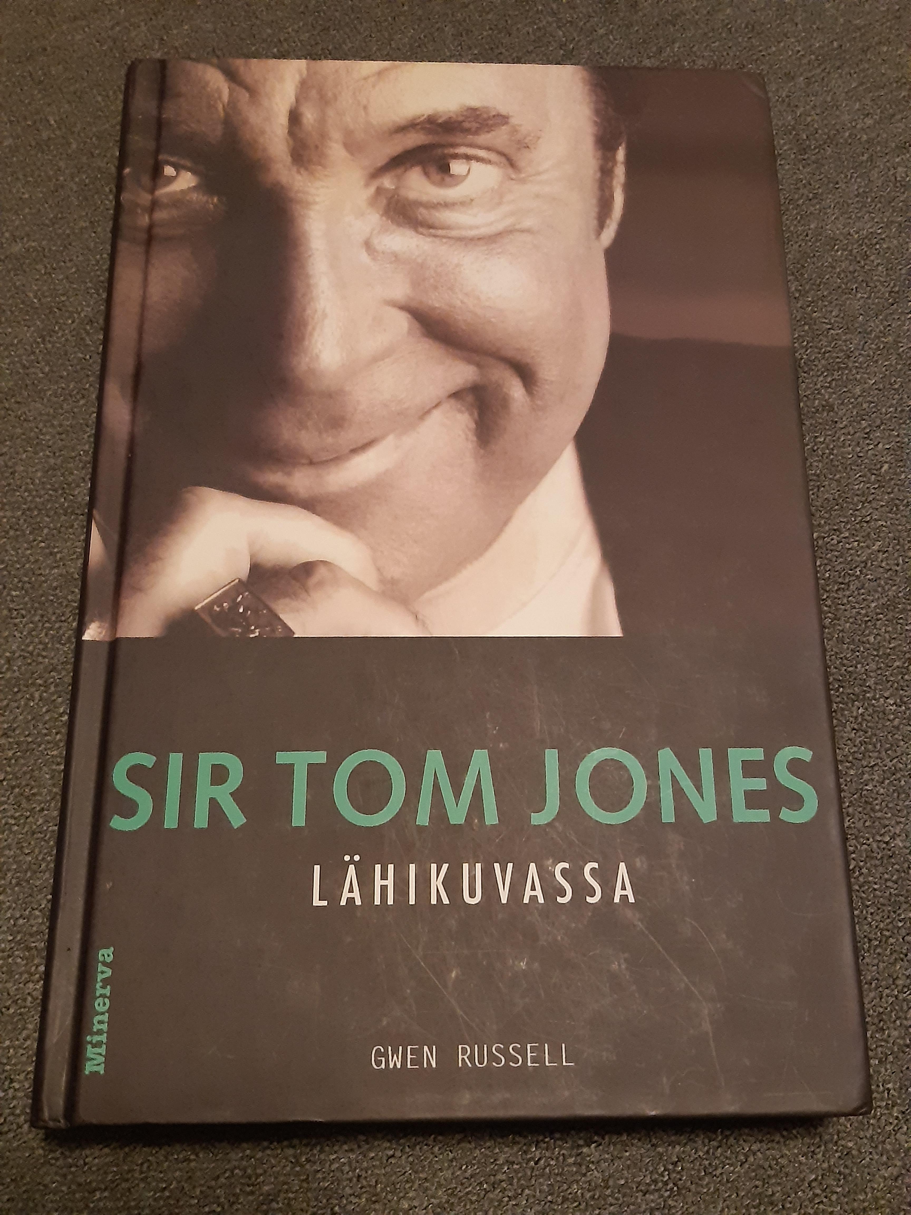 Sir Tom Jones, Lähikuvassa - Gwen Russell - Kirja (käytetty)